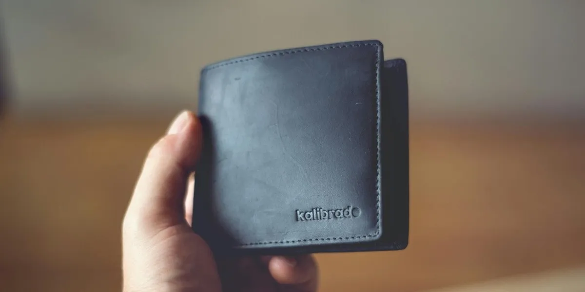 Tafsir Mimpi Dompet Jatuh ke Air dan Maknanya