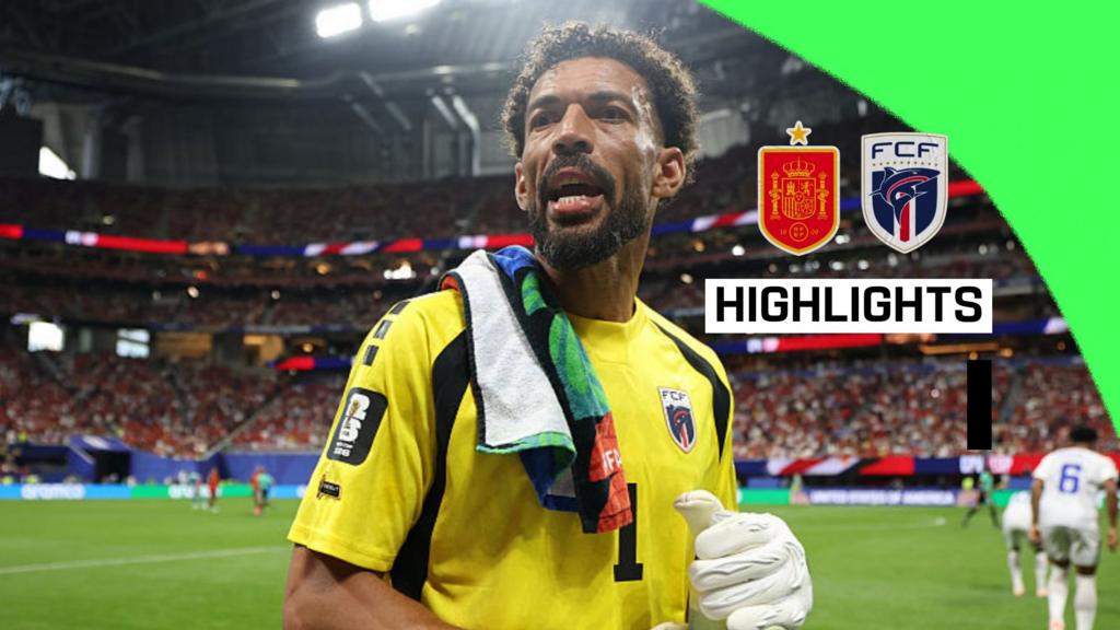 Vozinha menjaga gawang Cape Verde saat melawan Spanyol