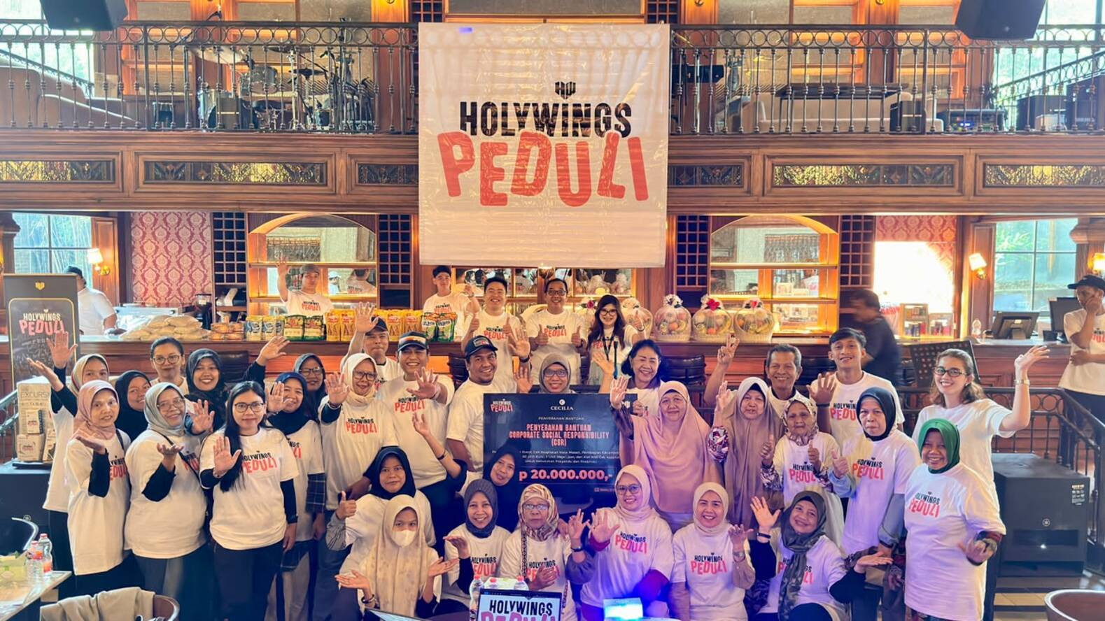 Holywings Peduli Bagikan Kacamata Gratis untuk Lansia Jakarta