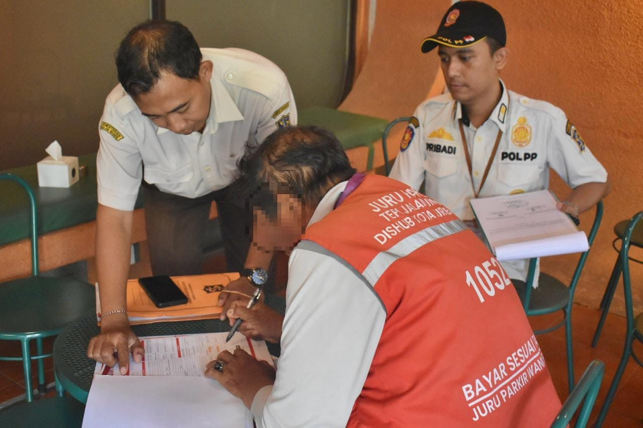 Pemkot Surabaya Tertibkan 63 Parkir Liar, Terapkan Digitalisasi